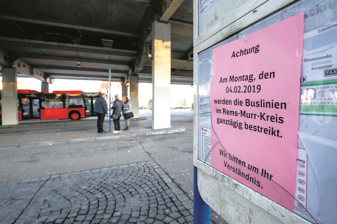 Ab 8.30 Uhr informierten gestern Streikzettel am Zentralen Omnibus-Bahnhof (ZOB) Backnang über den Streik, zuvor waren Fahrgäste von den Busausfällen überrascht worden. Fotos: A. Becher