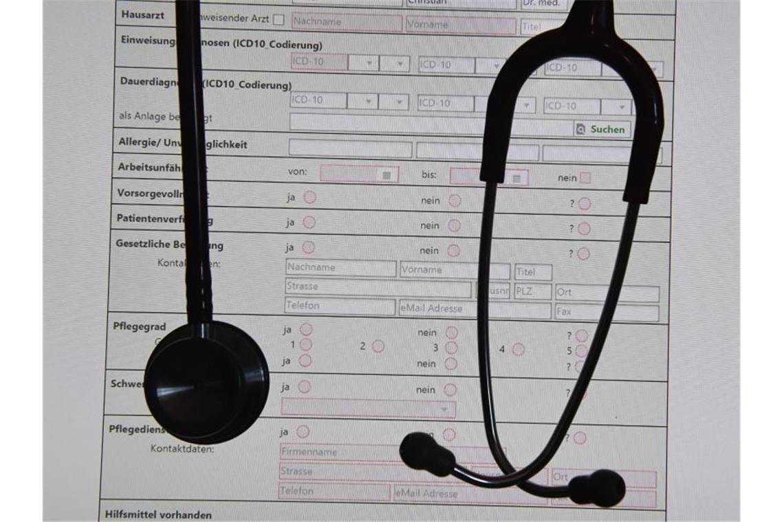 Ab dem 1. Januar 2021 sollen Ärzte und Krankenhäuser auf Wunsch der Patienten für diese eine elektronische Akte anlegen können (Symbol). Foto: Stefan Sauer/dpa-Zentralbild/dpa
