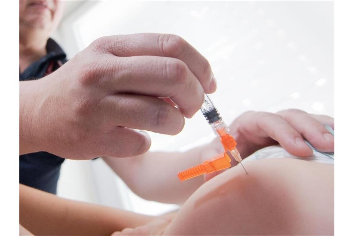 Ab dem 1. März gilt eine Impfpflicht gegen Masern. Foto: Julian Stratenschulte/dpa