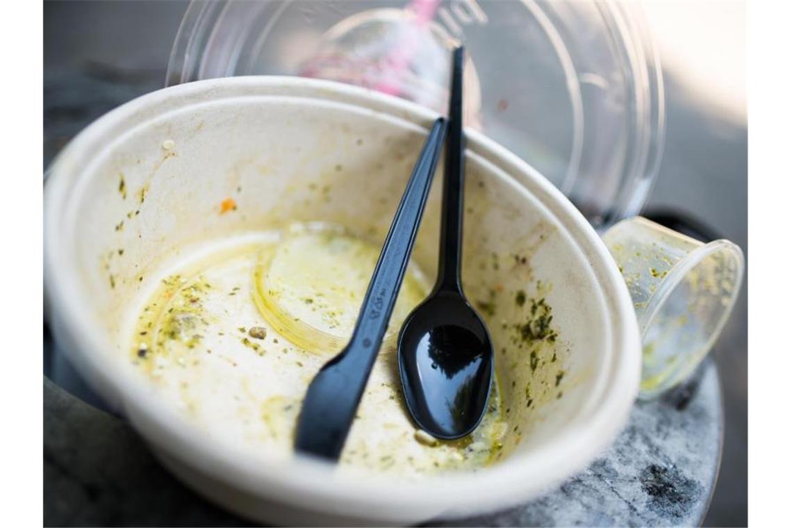 Deutschland setzt EU-Verbot von Plastikartikeln um Ab dem 3. Juli ist in der EU die Herstellung von Einwegbesteck und -geschirr aus Plastik verboten. Foto: picture alliance / Alexander Heinl/dpa