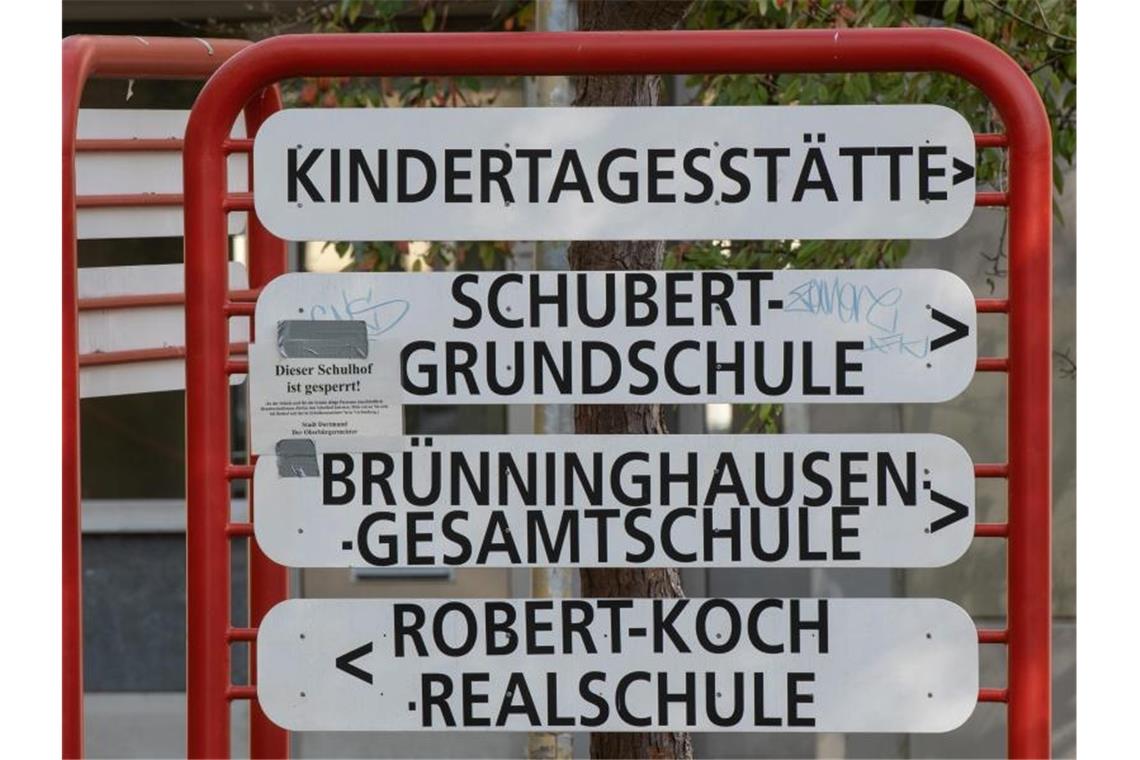 Offizielle Zwangspause an Schulen noch bis Mai Ab dem 4. Mai soll der allgemeine Schulbetrieb in Deutschland wieder aufgenommen werden. Foto: Bernd Thissen/dpa
