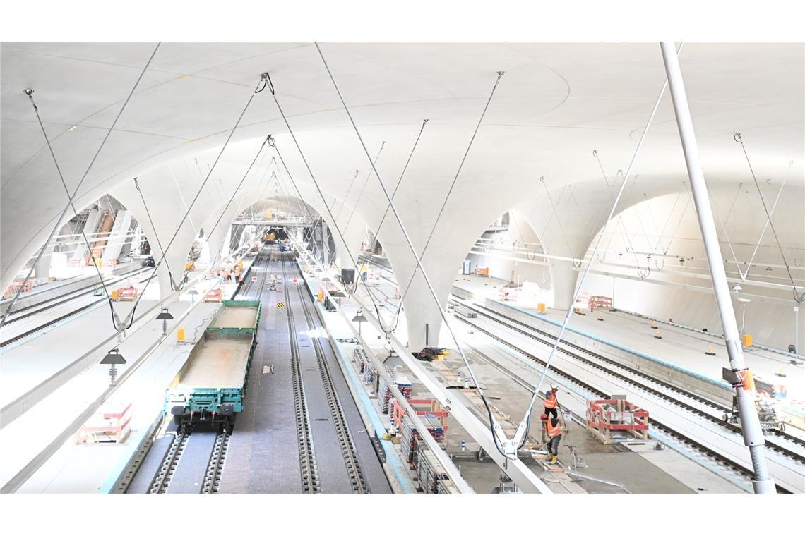 Stuttgart-21-Start soll teilweise auf 2027 verschoben werden Ab Dezember 2026 sollen Züge des Fernverkehrs zum größten Teil im neuen Stuttgarter Tiefbahnhof enden. Der Regionalverkehr muss laut Bahn aber noch zum Teil bis Juli 2027 in den alten Kopfbahnhof fahren. (Archivbild)