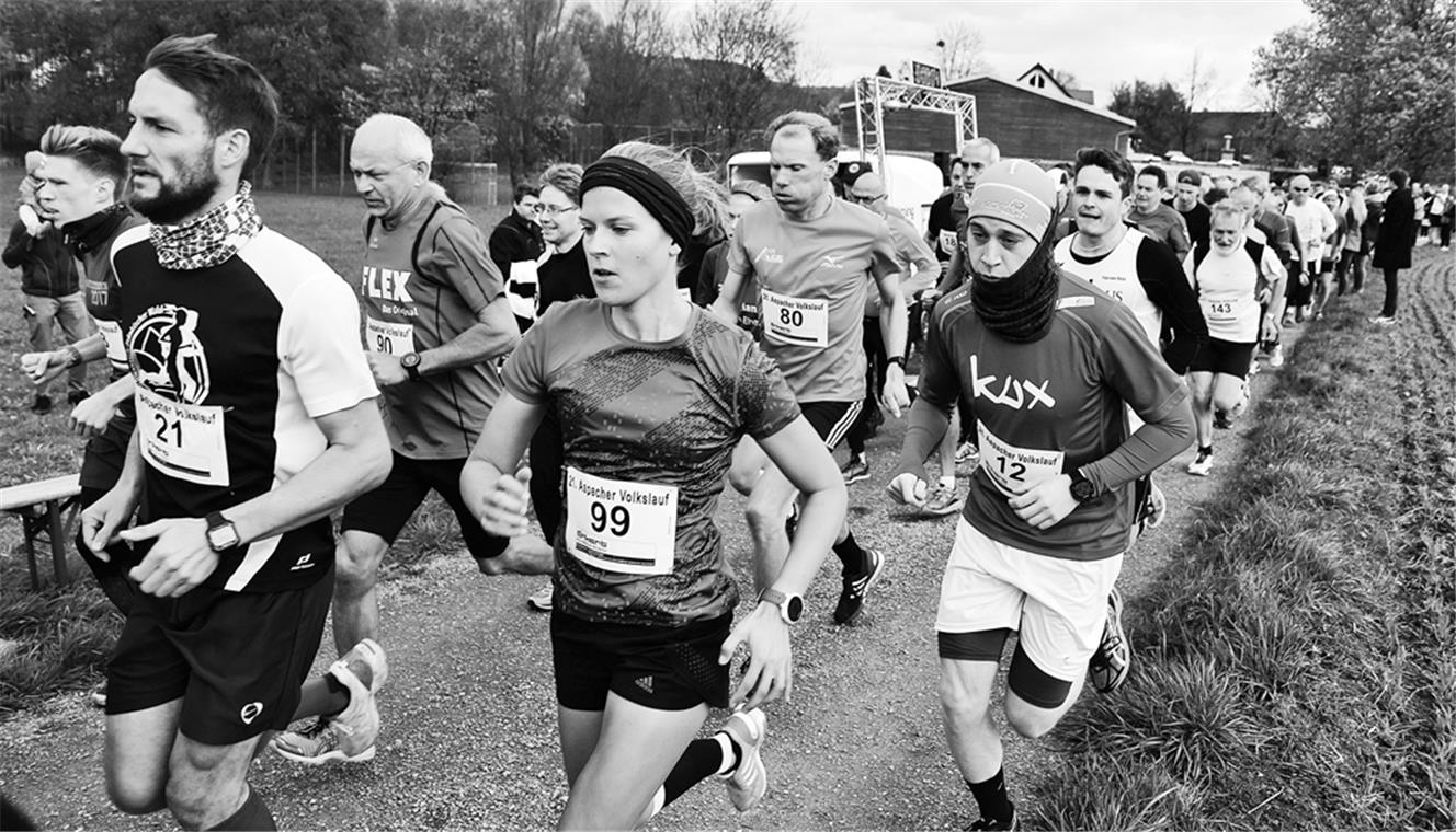 Ab geht die Post: Der Startschuss zum Aspacher Volkslauf fällt auf einem Feldweg bei der Kleinaspacher Hardtwaldhalle.Archivfoto: T. Sellmaier