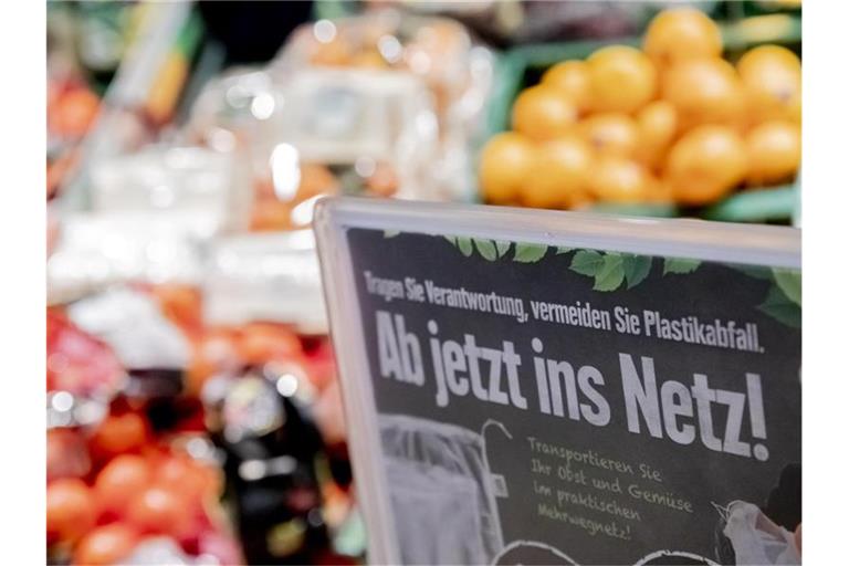 „Ab jetzt ins Netz!“ steht an einer Frischobst-Theke. Immer mehr Supermärkte bieten Mehrwegnetze an. Foto: Christoph Soeeder