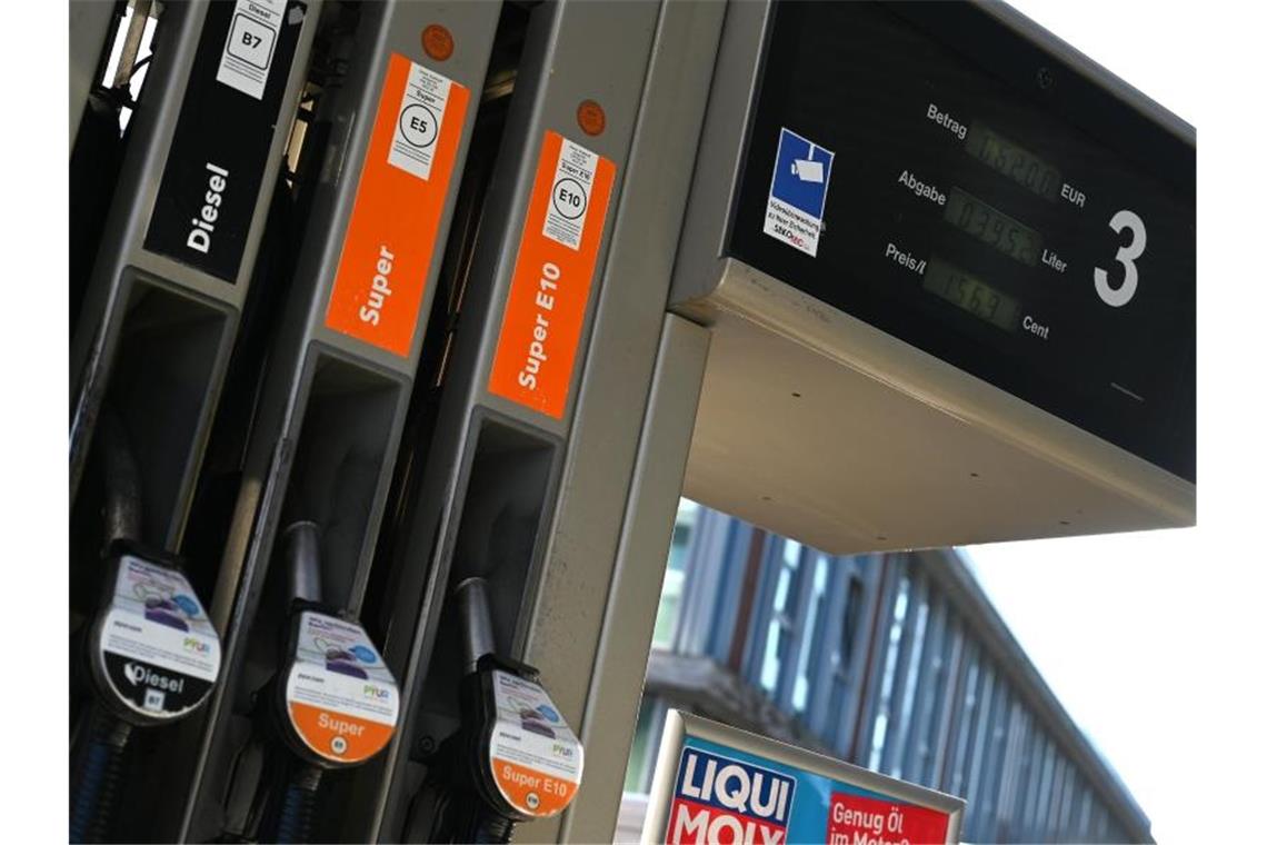 Ab Oktober soll ein Energiekostenvergleich an Tankstellen Autofahrer darüber informieren, wie viel sie mit einem anderen Antrieb zahlen müssten. Foto: Monika Skolimowska/dpa-Zentralbild/dpa