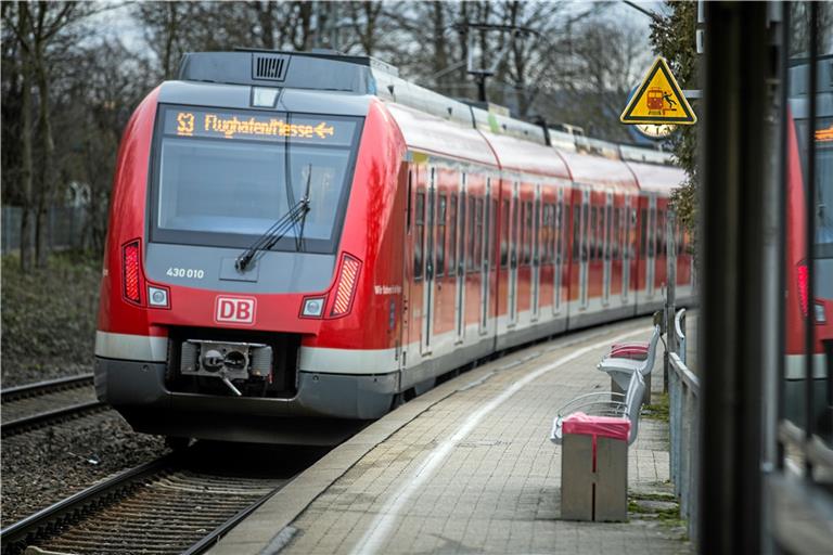 Ab Samstag endet die S3 nicht mehr in Waiblingen. Bis zum Flughafen verkehrt sie aufgrund der Stammstreckensperrung während der Sommerferien allerdings auch weiterhin noch nicht. Endstation ist in den kommenden Wochen stattdessen der Hauptbahnhof (oben). Archivbild: Alexander Becher