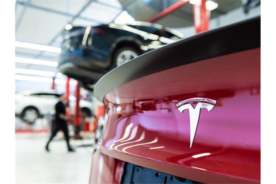 Ab sofort mit höherer Kaufprämie: Ein Tesla in einem Service Center in Frankfurt am Main. Foto: Silas Stein/dpa