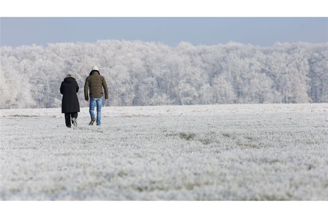 Ab Sonntagnachmittag sollen Niederschläge aufkommen. Vorher zog es manche Spaziergänger noch nach draußen - wie hier bei Sonnenschein auf der Schwäbischen Alb.