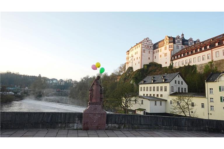 Ab vielen Orten der Stadt bewegen sich bunte Luftballons im Wind. Es wird gehofft, den sehr schreckhaften Jungen durch die bunten Reize aus einem möglichen Versteck locken zu können.