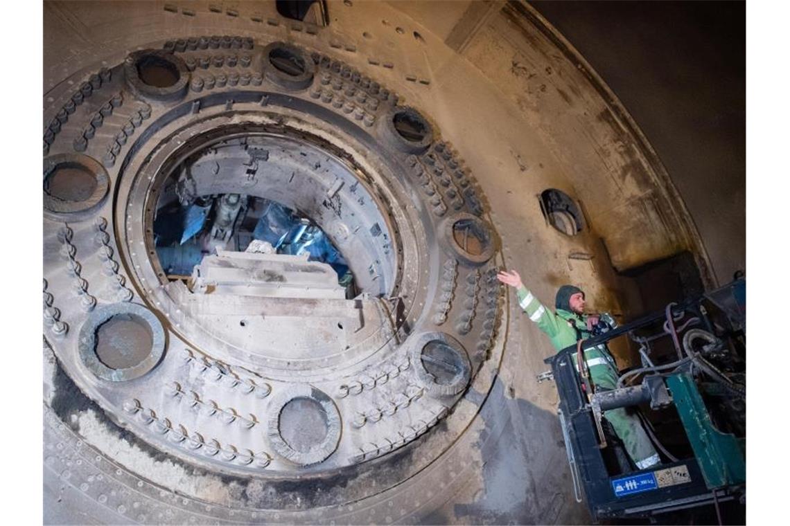 Abbau von S21 Tunnelbohrmaschine: Ein Bauarbeiter hebt die Hand am Kopf der Tunnelbohrmaschine. Foto: Tom Weller/dpa/Archivbild