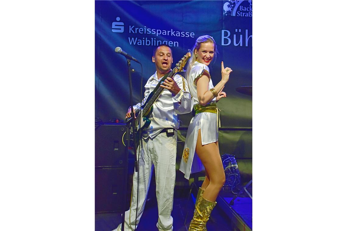 Abborn mit ABBA Hits auf der Bühne im Stiftshof. 