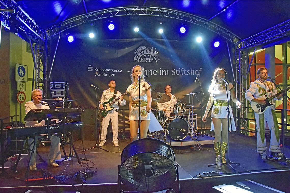 Abborn mit ABBA Hits auf der Bühne im Stiftshof.