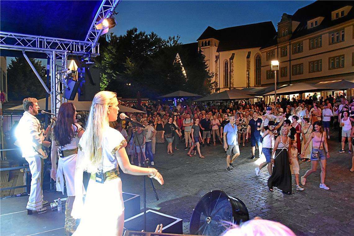 Abborn mit ABBA Hits auf der Bühne im Stiftshof.