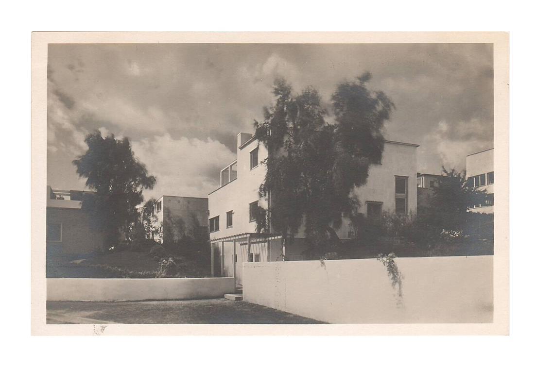 Abbruch nach dem Zweiten Weltkrieg: Haus von Architekt Hans Poelzig in de Weissenhofsiedlung. Das von Marlene Poelzig gestaltete Interieur im Haus ist neben Texten über Stotz und Bruckmann . . .