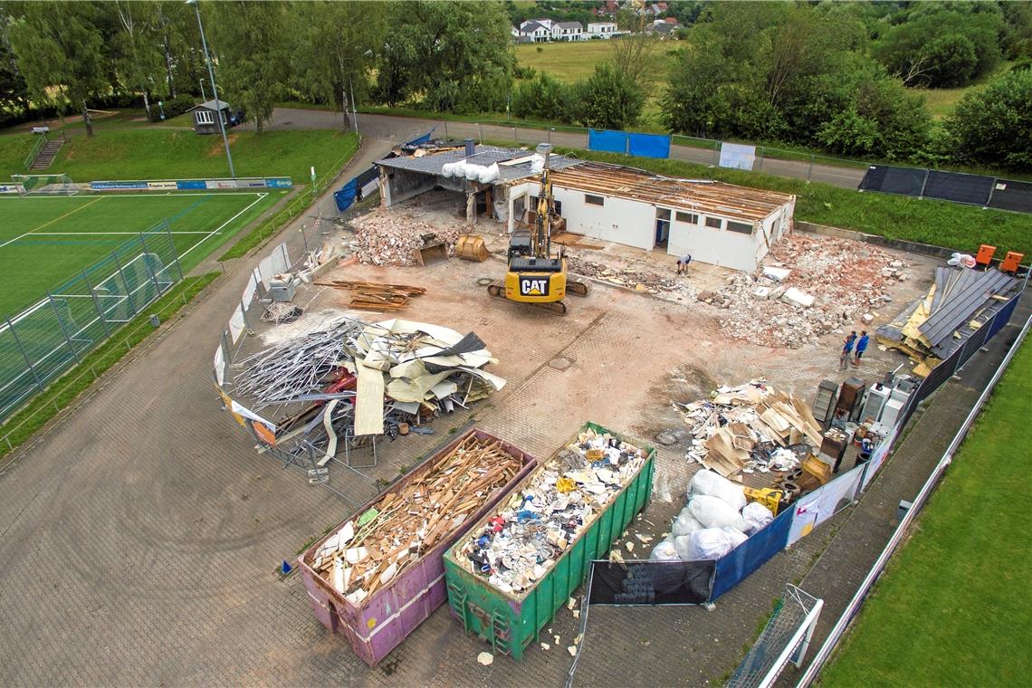 Abbrucharbeiten an der Brandruine in Unterweissach: Der SVU will ein neues zweigeschossiges Vereinsheim errichten. Foto: A. Becher