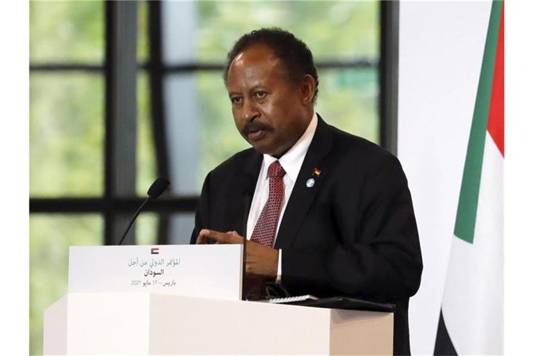 Abdalla Hamdok, Premierminister des Sudan, nimmt an einer Pressekonferenz während einer internationalen Konferenz zur Unterstützung des Sudan teil. Foto: Sarah Meyssonnier/POOL Reuters/AP/dpa