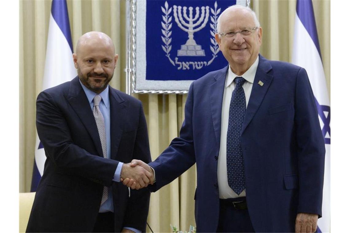 Abdallah Chatila (l) hat Hitler-Artefakte ersteigert und dem israelischen Staat übergeben. Israel Staatspräsident Reuven Rivlin ehrt bei einem Empfang die Geste des Libanesen. Foto: Mark Neyman/GPO/dpa