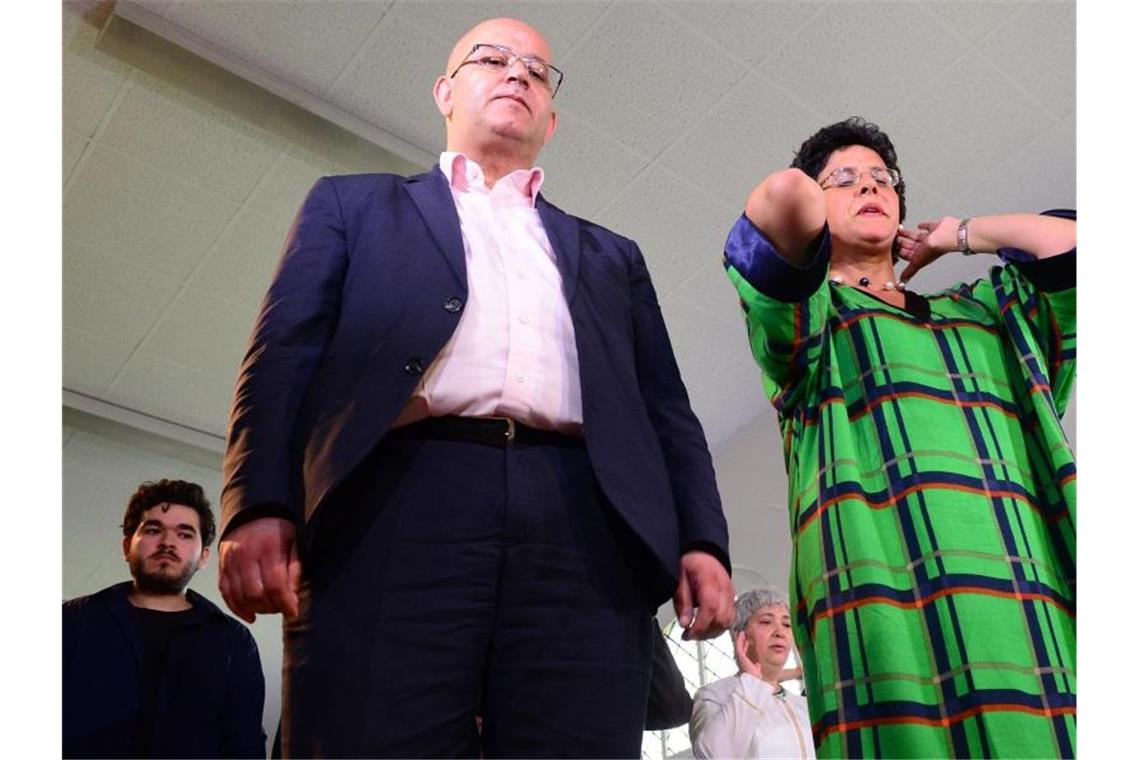 Abdel-Hakim Ourghi (l) und Elham Manea leiten gemeinsam das Freitagsgebet zur Eröffnung einer liberalen Moschee. Foto: Maurizio Gambarini/dpa/Archivbild