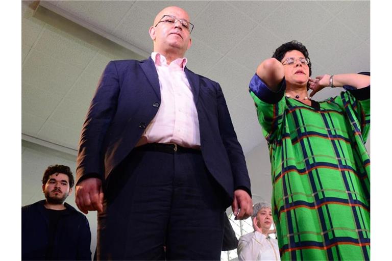 Abdel-Hakim Ourghi (l) und Elham Manea leiten gemeinsam das Freitagsgebet zur Eröffnung einer liberalen Moschee. Foto: Maurizio Gambarini/dpa/Archivbild