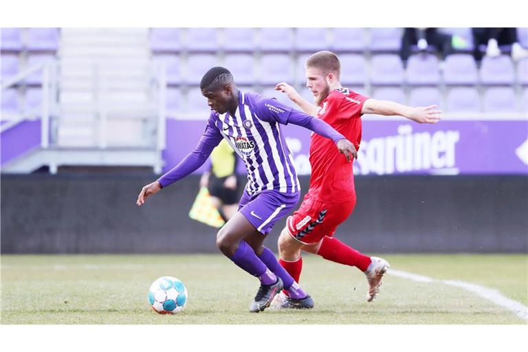 Abdoulie Mboob (li., hier als Probespieler von Erzgebirge Aue) wird mit den Kickers in Verbindung gebracht.      
Foto: Imago
