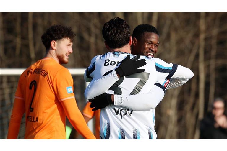 Abdoulie Mboob (re.) bejubelt gemeinsam mit Flamur Berisha eines der sechs Kickers-Tore gegen den 1. CfR Pforzheim.