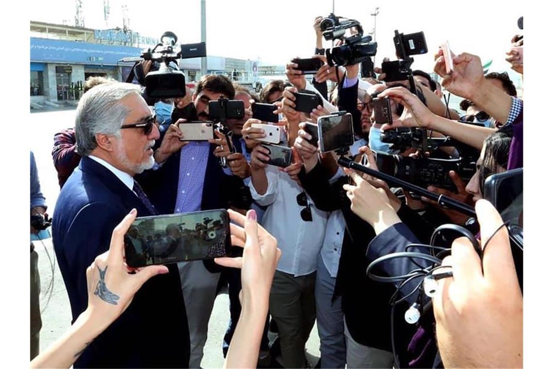 Abdullah Abdullah (l), Vorsitzender des Hohen Rats für Versöhnung, spricht mit den Medien am Internationalen Flughafen Kabul. Foto: Uncredited/Sapidar Palace/AP/dpa