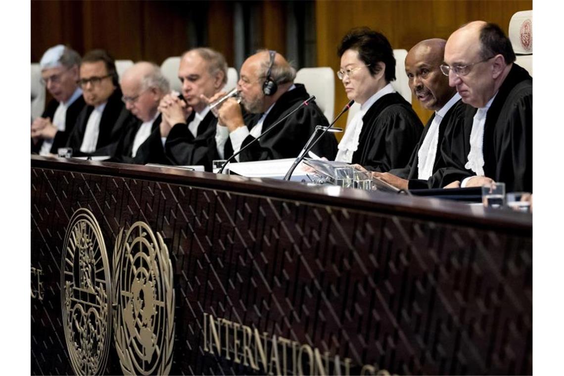 Abdulqawi Yusuf (2.v.r), Präsident des Internationalen Gerichtshofs, bei einer Anhörung zu den Genozid-Vorwürfen gegen die Regierung Myanmars. Foto: Koen Van Weel/ANP/dpa