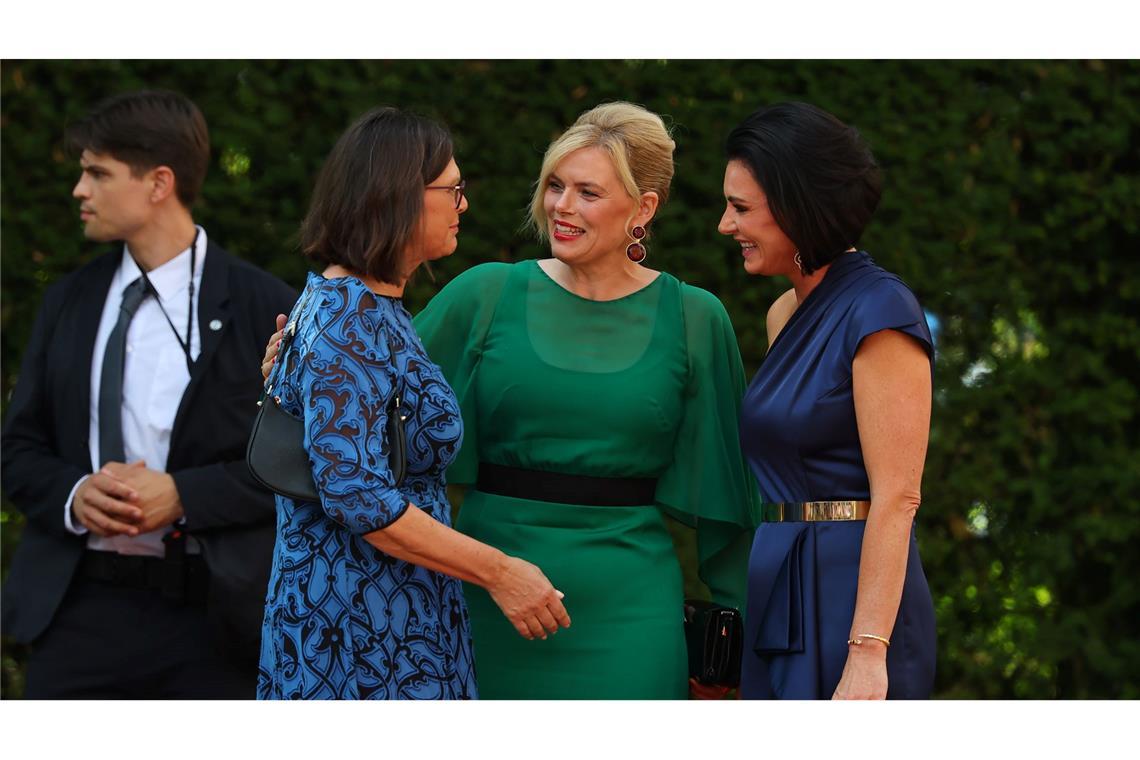 Abendroben in Blau und Grün für die bayerische Landtagspräsidentin Ilse Aigner (l.), Bundestagspräsidentin Julia Klöckner und die Österreicherin Elisabeth Köstinger (r.). (Archivbild)