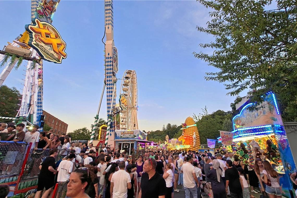 Abends füllt sich der Rummel. Foto: BKZ