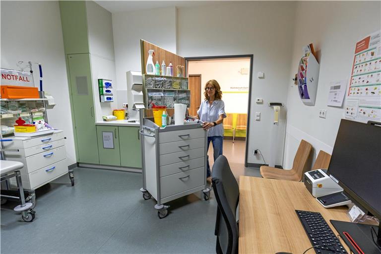 Abends und am Wochenende rollt Petra Schön den Materialwagen ins Behandlungszimmer. Dann verwandeln sich die Räume der Klinikambulanz in Winnenden in eine hausärztliche Notfallpraxis. Fotos: Alexander Becher