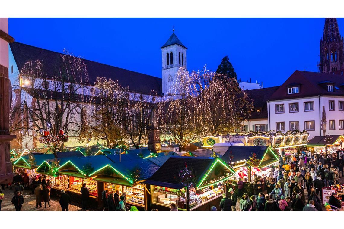 5 Tipps für einen Adventsausflug nach Freiburg Abends zeigt sich der Freiburger Weihnachtsmarkt von seiner schönsten Seite.