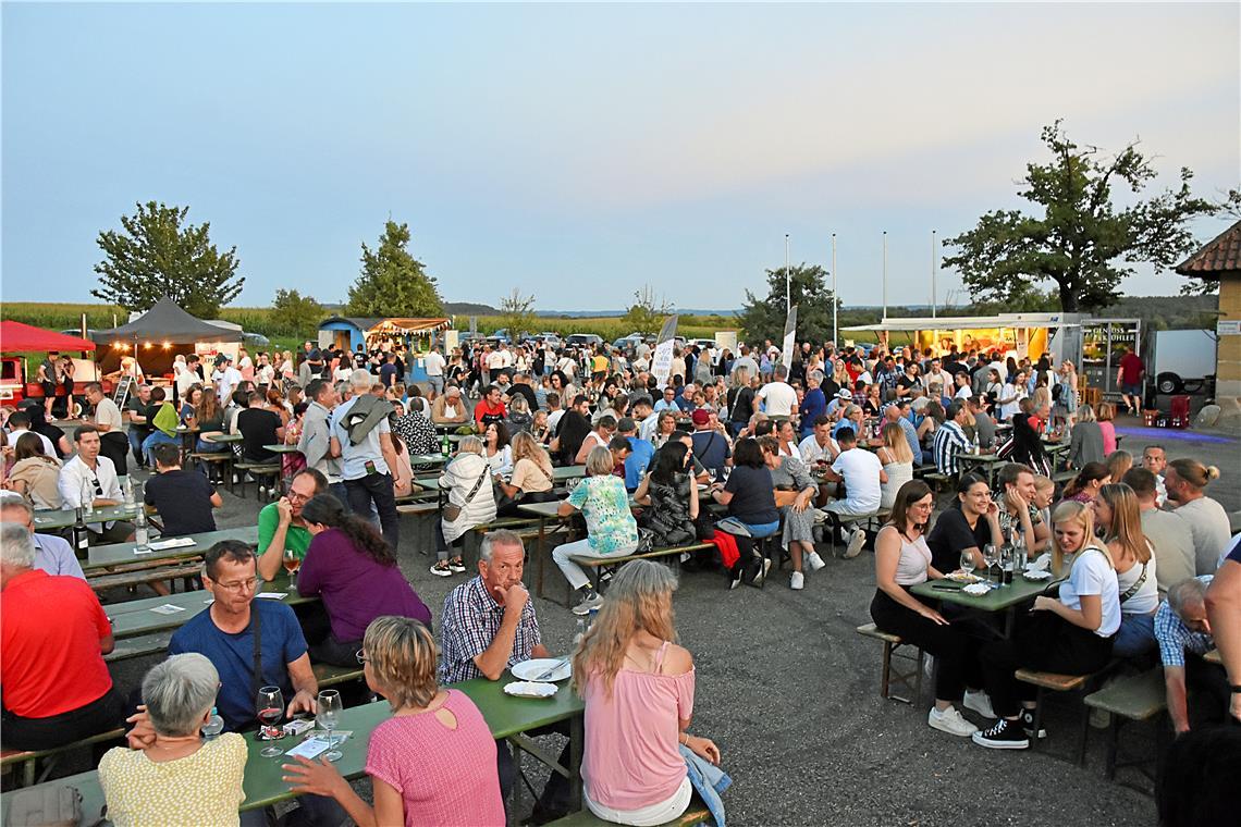 Abendstimmung an der Kelter. Kelter. Wein. Berg. „Party im Weinberg“ am Samstaga...