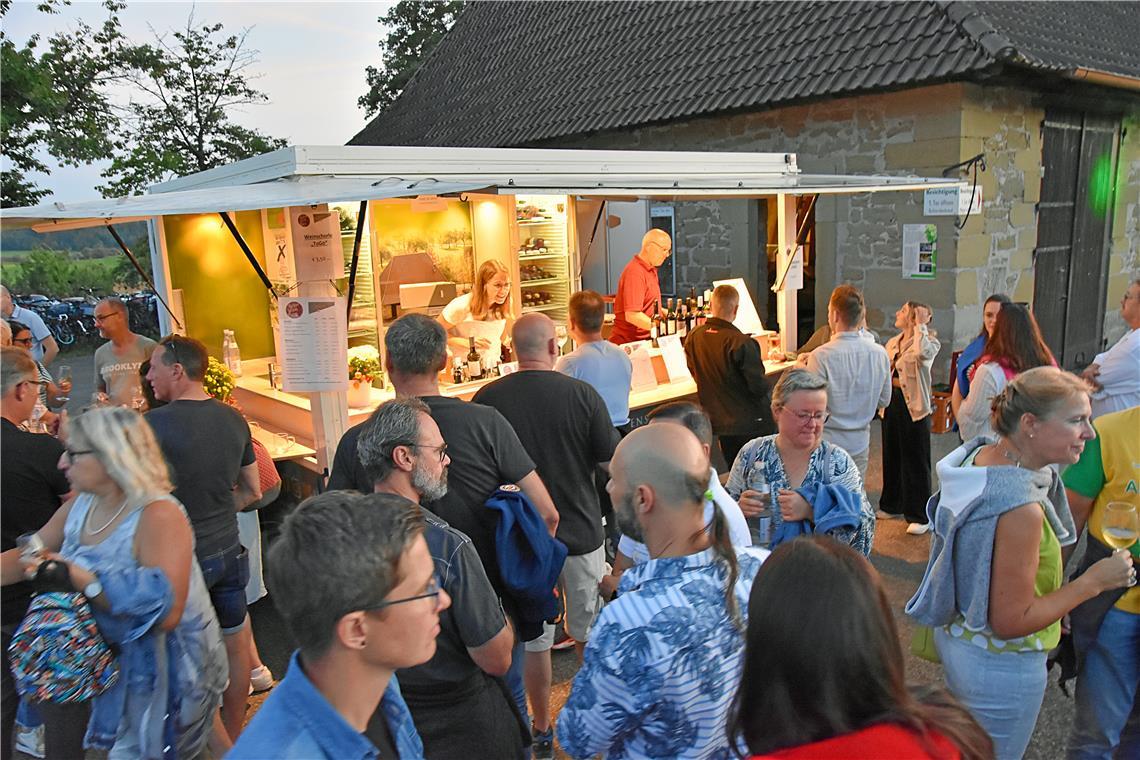 Abendstimmung an der Kelter. Kelter. Wein. Berg. „Party im Weinberg“ am Samstaga...