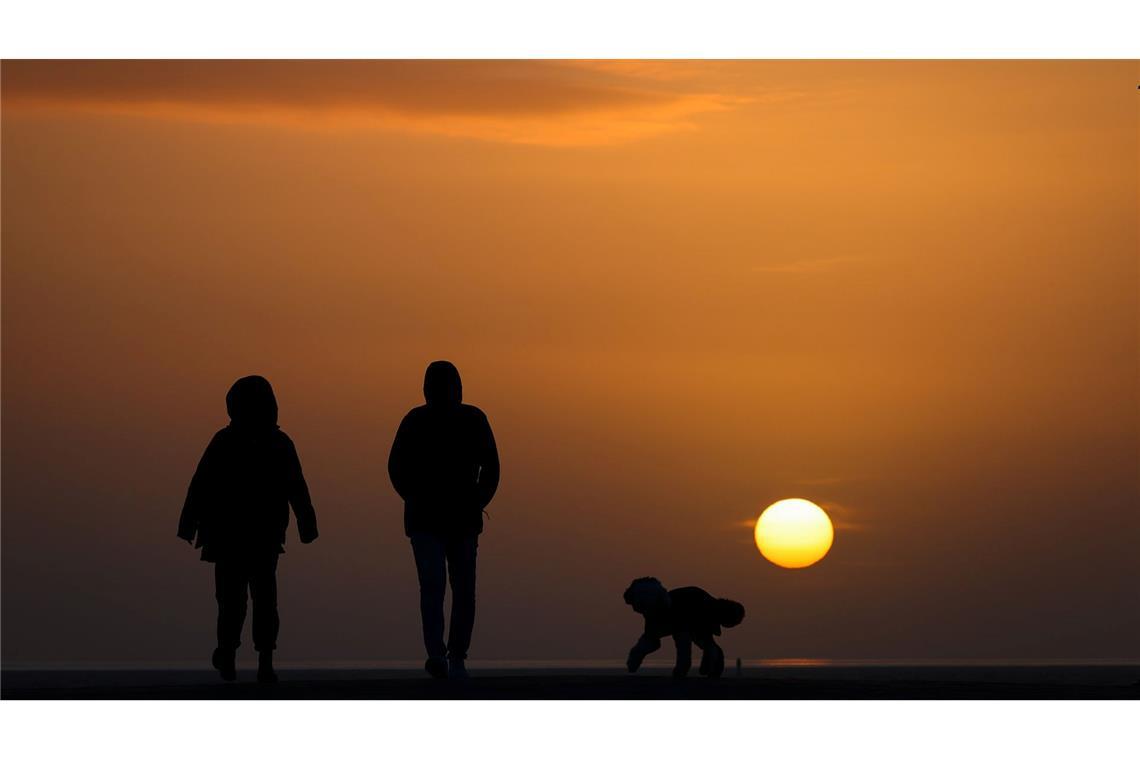 Abendstimmung an der Nordsee: Langsam verschwindet die Sonne an der Perlebucht bei Büsum.