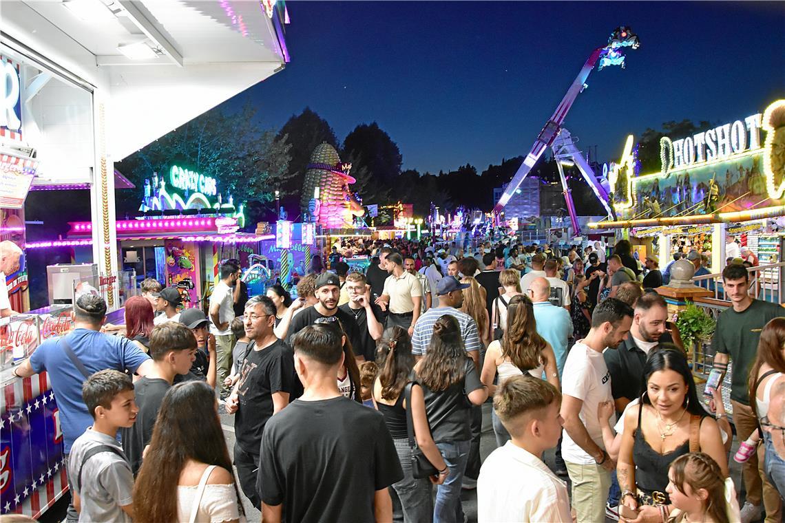 Abendstimmung auf dem Rummelplatz. Straßenfest 2025  in Backnang. 