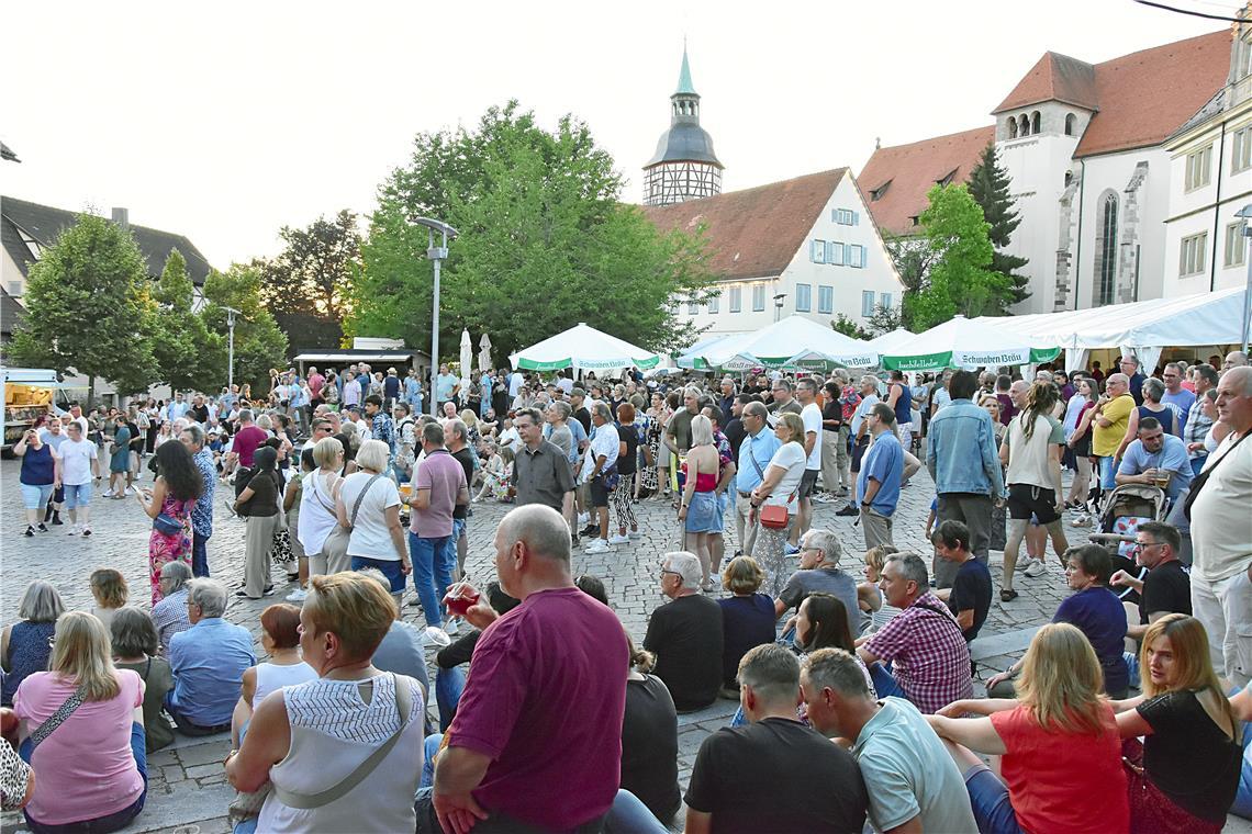 Abendstimmung auf dem Stiftshof. Straßenfest 2025  in Backnang.