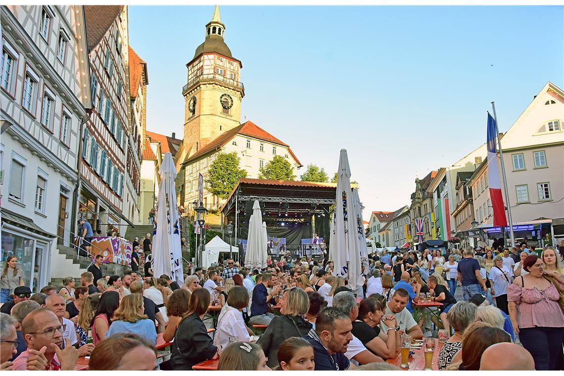 Abendstimmung unter dem Stadtturm. Straßenfest 2025  in Backnang. 