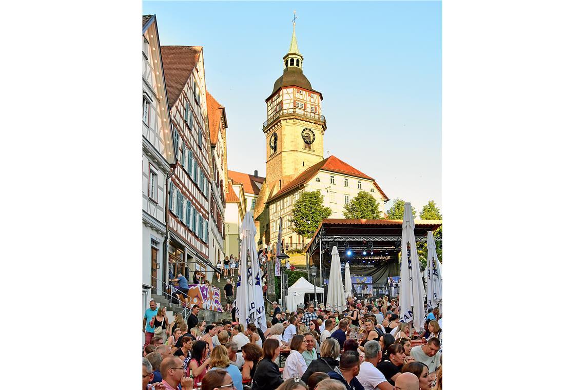 Abendstimmung unter dem Stadtturm. Straßenfest 2025  in Backnang. 