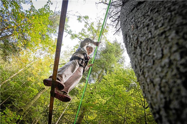 Abenteuer im Wald: Die neunjährige Lola überquert den Bach auf einer Seilbrücke. Fotos: Alexander Becher