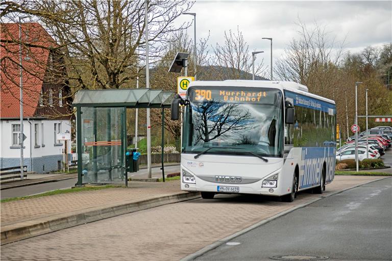 Abfahrt der Linie 390 in Murrhardt: Geht es nach den Schichtarbeitern, so soll die auch frühmorgens wieder erfolgen. Foto: Stefan Bossow