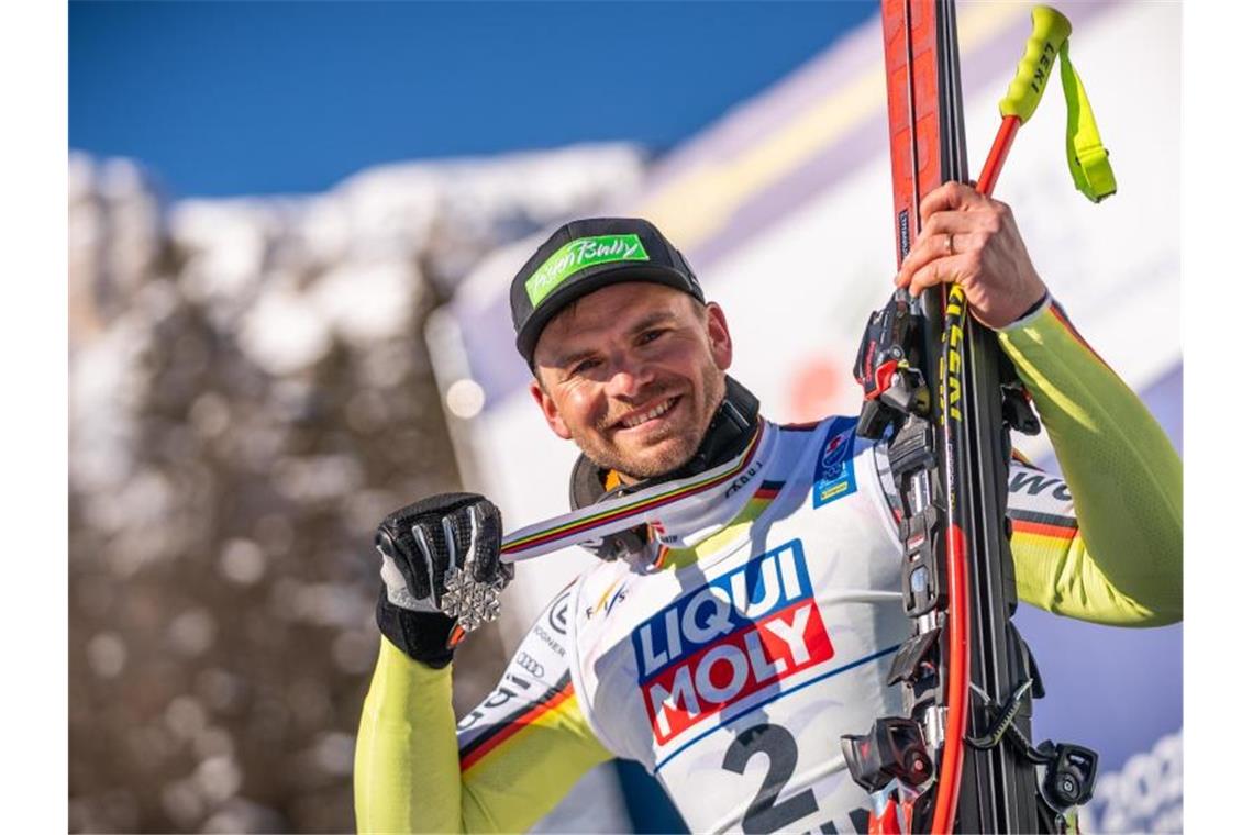 Sander sorgt für nächstes Ski-Märchen: Silber in Abfahrt Abfahrts-Ass Andreas Sander präsentiert seine WM-Silbermedaille. Foto: Michael Kappeler/dpa
