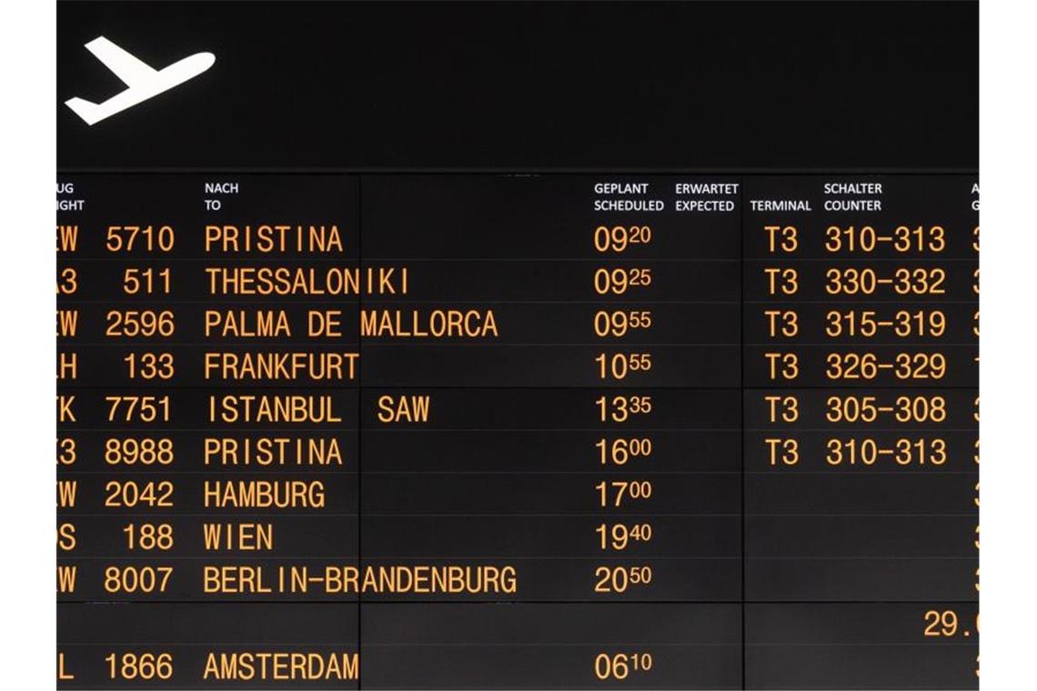 Abflüge sind am Morgen auf einer Anzeige des Flughafen Stuttgart angekündigt. Foto: Marijan Murat/dpa