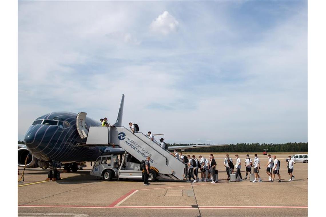 Abflug der deutschen Nationalmannschaft nach London. Foto: Daniel Karmann/dpa