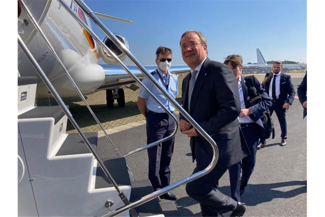 Abflug nach Paris: Unionskanzlerkandidat Armin Laschet auf dem Flughafen in Düsseldorf. Foto: Dorothea Hülsmeier/dpa
