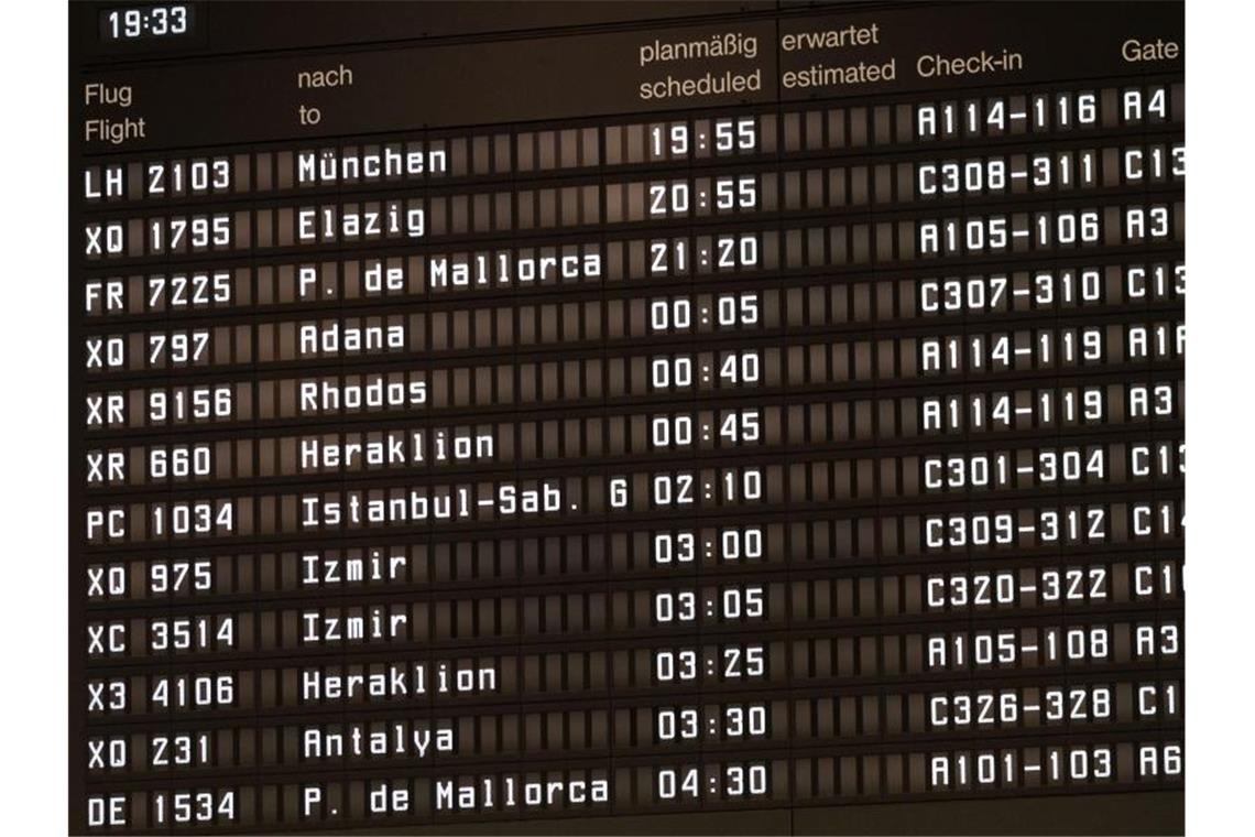 Abfluginformationen am Flughafen Hannover. Die Bundesregierung prüft eine vorübergehende Unterbindung von Urlaubsreisen ins Ausland. Foto: Peter Steffen/dpa