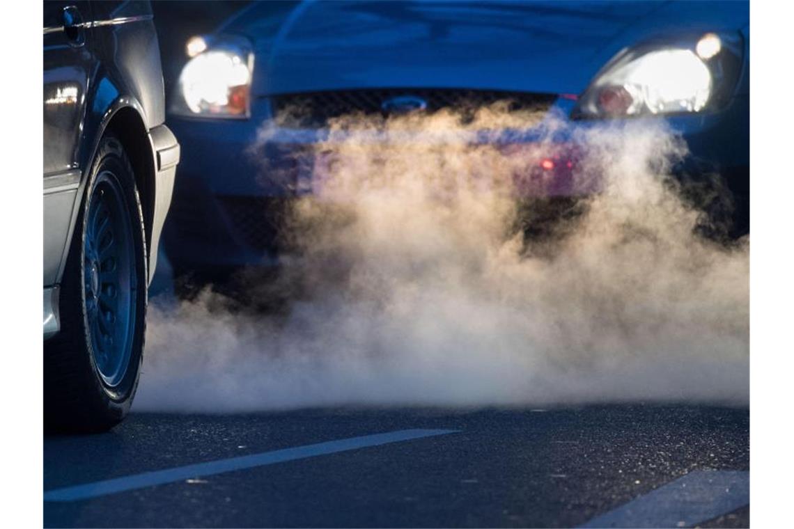 Abgase kommen aus dem Auspuff eines Autos. Foto: Marijan Murat/dpa/Symbolbild