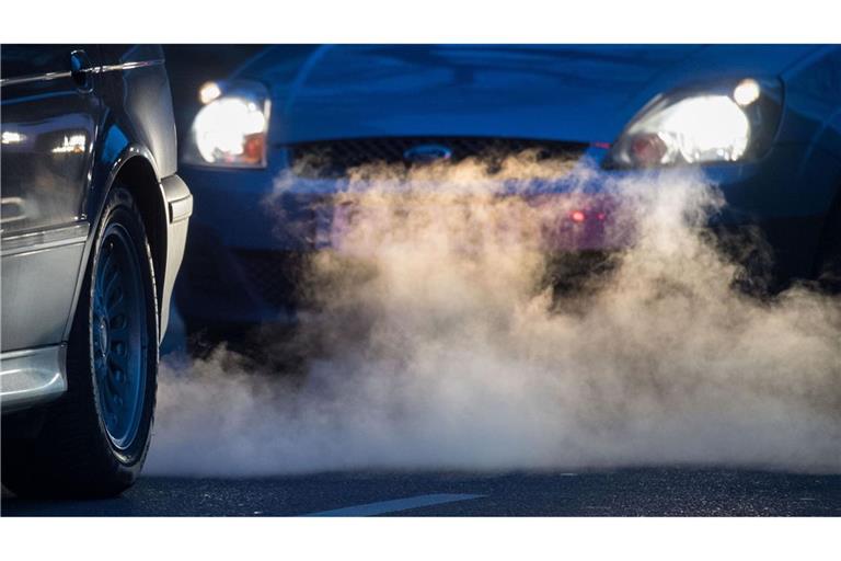 Abgase kommen aus dem Auspuff eines Autos. Frankreich und Spanien sind gegen eine von Deutschland geforderte Ausnahme für Hybrid-Autos (Symbolfoto).