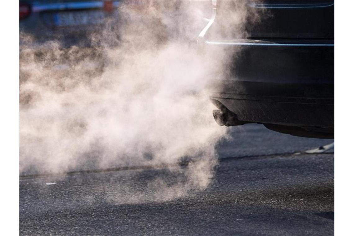 Feinstaubalarm in Stuttgart ausgerufen Abgase kommen aus dem Auspuff eines Autos in Stuttgart. Foto: Sebastian Gollnow/dpa/Archivbild