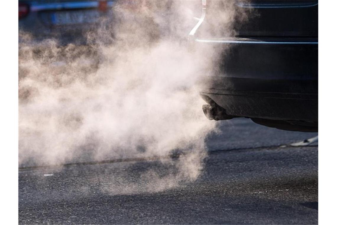 Abgase kommen aus dem Auspuff eines Autos in Stuttgart. Foto: Sebastian Gollnow/dpa/Archivbild