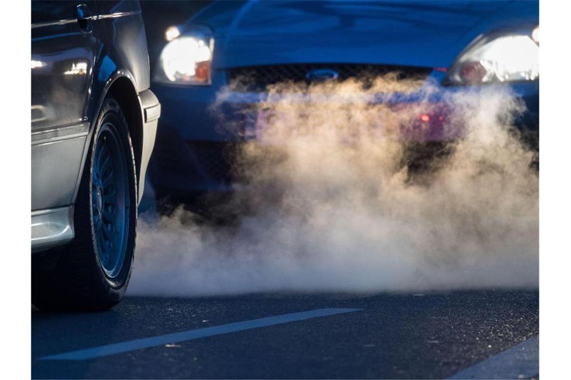 Medien: Land könnte mit eigener Flotte Klimaziel verpassen Abgase kommen aus dem Auspuff eines Autos in Stuttgart. Foto: Marijan Murat/dpa/Archivbild